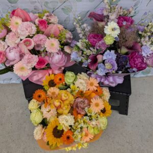 故人様の好きだったお色、それぞれの花かごを作っていただきました。