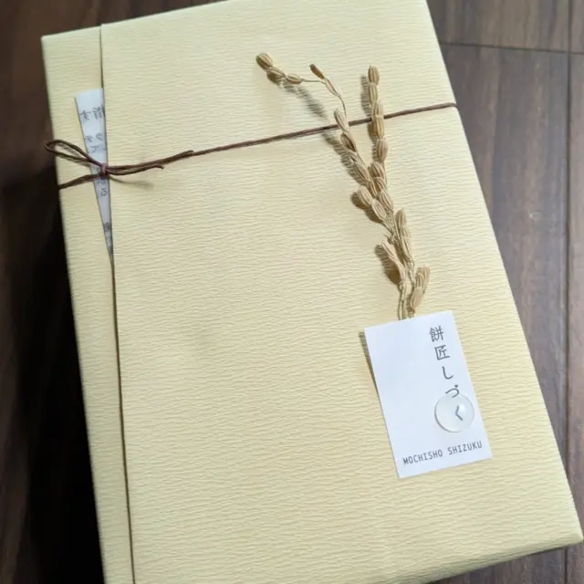 @mochi_shizuku943 さんの
濃厚和栗モンブランセット と 栗しぐれ最中詰め合わせをお取り寄せ。
 
何度か大福を買わせていただいているのですが、丁寧なお仕事にいつも感動しながらいただいております。
 
 
低温殺菌のノンホモ生クリームとラム酒で作られた和栗ペーストが、本当に本当に美味しい！
 
つぶ餡も無農薬小豆を、蜂蜜とオーガニックシュガーでたかれていて、まっっったくしつこくなく、本当に美味しい餡子なのです。
 
 
最中がこれまた、パリッパリで、よくこのタイプの最中は買うのですが、別次元と言ってもいいくらいのパリ感(パリ感てなんなん🤣)
 
こちらも甘さ控えめの餡と、パリッパリの最中のマッチングゥ(エドはるみさん風にね)が最高です。
口に引っ付く心配も無用のひと品❤
 
 
栗しぐれはこの中でいちばん甘いかな？
とはいえ、一般的な和菓子とは一線を画す上品な甘さ。もっちりふんわりの生地に、しっとりした栗がとってもおいしくて、上等なお茶と一緒に召し上がっていただきたいお菓子です。
 
コーヒーや紅茶にも合うとは思いますが、緑茶やほうじ茶と合わせて、いただくのがほっこりする感じがします( *´ω`* )つ🍵
 
 
これをいただく数分間は、心の中に苔むした古いお寺の坪庭で寛いでいるようなきもちになれる。
そんな逸品でござーます( ˙꒳˙ )ｵﾎﾎ
 
 
まだ購入できるみたいなので、気になる方はポチして、共に坪庭の時間を過ごしませう𓂃🌿𓈒𓏸
 
 #絞るの下手すぎてロビンちゃんが絞られ顔してた
 #秋の味覚
 #お取り寄せスイーツ
 #ひとりで味わう和菓子
 #旦那はあんこ食えない人
 #ひとりじめ (*´艸`*)
 #和菓子もケーキもいつも同じお皿でさーせん