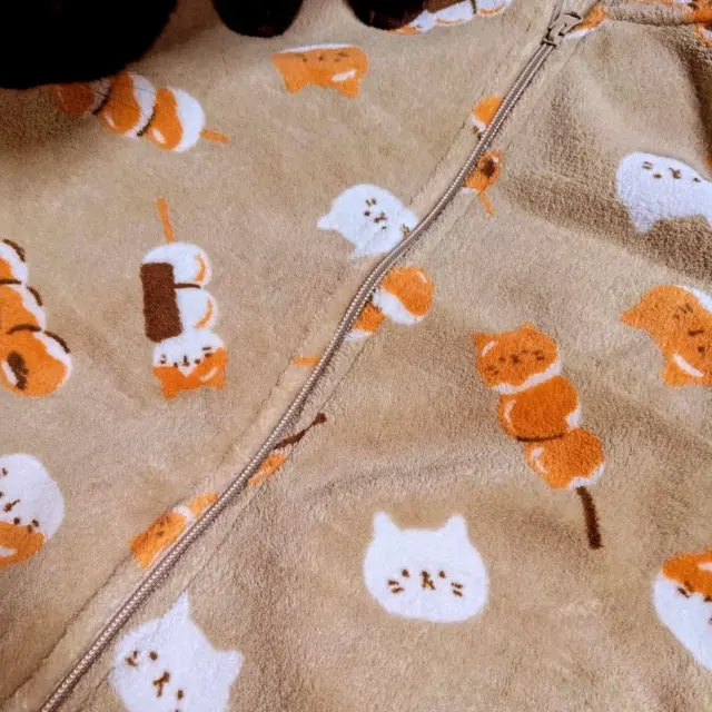 ねこ団子ー❤ かわいいー❤⁡
と、買って帰って気付いてんけどΣ( ˙꒳​˙ )
⁡メンズなん！？⁡
⁡全然ええねんけど、メンズなんや！⁡
⁡めちゃくちゃかわいいメンズやーんฅ^•ω•^ฅ⁡
⁡世の中いろいろ可愛くなってしまえばいいやーん🐱🐾⁡
⁡ ⁡
⁡ #みたらし色もお気に入り⁡
⁡ #こんなメンズ大歓迎⁡
⁡ #ほいでトライアルさん安すぎやん⁡
⁡ #メリクリなんやね今日は⁡
⁡ #なんか買ってきたらスンスン部隊登場⁡
⁡