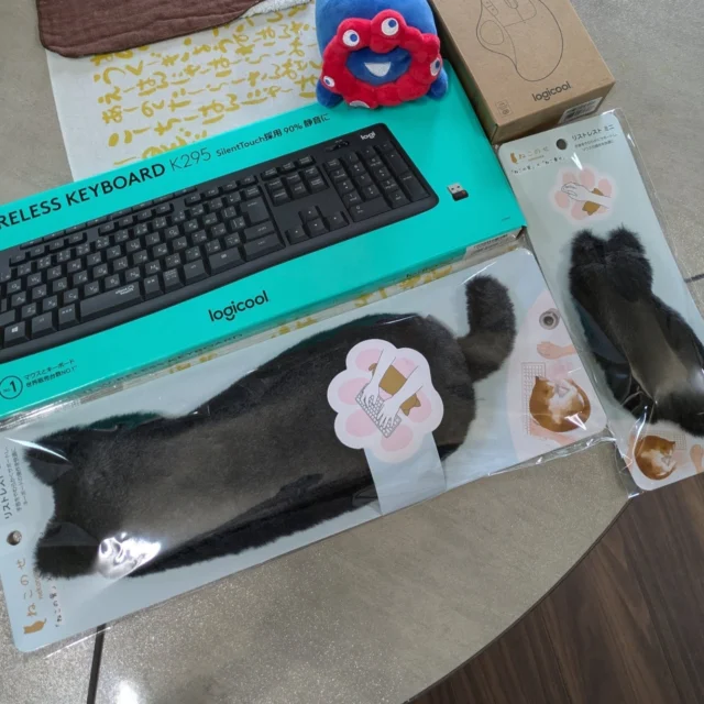 わーいわーい。ノーパソのキーボード購入！
⁡マウスも新調🐭⁡⁡
⁡ ⁡
⁡ロジクールは初めてやけど、音が静かで滑らかー🎶⁡
慣れ親しんだものとのお別れは寂しいし、少し不安もあったけど、使いやすそうで嬉しい！
⁡ ⁡
⁡そして、⁡マウスダコ解消グッズも仲間入り🐈‍⬛⋆͛*͛🩷⁡
⁡ ⁡
⁡ミャクミャク様は、胴体にボリュームありすぎてリストレストからは脱落され、癒し部長として専念してもらいます❤⁡
⁡とはいえ、ニューリストレスト達は癒し部隊も兼ねてますけどー❤⁡⁡
⁡ ⁡
⁡ #ねこのせ⁡
⁡ #ナカバヤシ⁡
⁡ #ロジクール ⁡
⁡ #モフモフ⁡
⁡ #大仏ミニタオルはいつもそこでほほえんでくださっているのだ
⁡