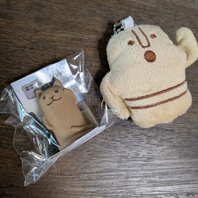 先日、ふと立ち寄ったセリアに『ムー』コーナーが！✨⁡
⁡ ⁡
⁡その傍らに鎮座されていたお二方をお引き取り❤⁡
⁡ ⁡
⁡嫌がるつるちゃんと撮影会後、(めちゃくちゃしらこい顔しとる)⁡
⁡夏のお友の保冷バッグに┗|∵|┓⁡⁡
⁡ちょっとフニフニやから触っていても癒される(◦ˉ ˘ ˉ◦)
⁡ ⁡
⁡猫ハニワの背景がそれっぽくて素敵🌳🍃⁡
⁡ ⁡
⁡ #昔からハニワ好き⁡
⁡ #セリア⁡
⁡ #こうやって小物が増えていく様