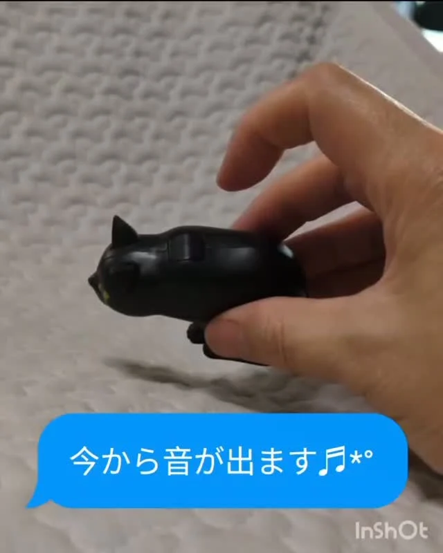 ネコオーナーあるある⁡⁡
⁡絶妙なとこをついてきはりますなぁ🐱
⁡ ⁡
⁡獣医さんの受付で見つけて、どこにあるのか教えてもらってたやつ⁡！
⁡やっと行けたトナリエのガチャガチャコーナー⁡は夏休みで子供さんだらけ、、、の中、、、
⁡ ⁡
⁡旦那氏が店員さんに『猫の吐くやつどこにありますか？』って聞いてくれてた😂 ̖́-⁡
⁡ ⁡
⁡3回目にして、念願の黒猫さん🐈‍⬛⁡
⁡ ⁡
⁡三毛猫さん2匹は里親さん募集しようかしら？⁡
⁡ ⁡
 #ガチャガチャ⁡
⁡ #毛玉ビーム⁡
⁡ #えずき音をさせながらエネルギー充填⁡
⁡ #発射音とともに激しい閃光を放つ⁡
⁡ #というセールスコピー⁡
⁡